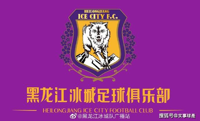 她与非裔养女奥古斯特在沙滩漫步，塞隆和女儿一起打水漂，还为奥古斯特拍下了搞怪的照片，祖孙三代享受温馨的亲子时光。